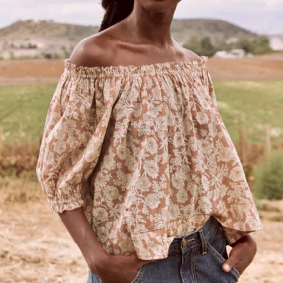 THE GREAT. Tops - THE GREAT. Garland Floral Off-Shoulder Blouse Beige/Tan Size 2 Medium